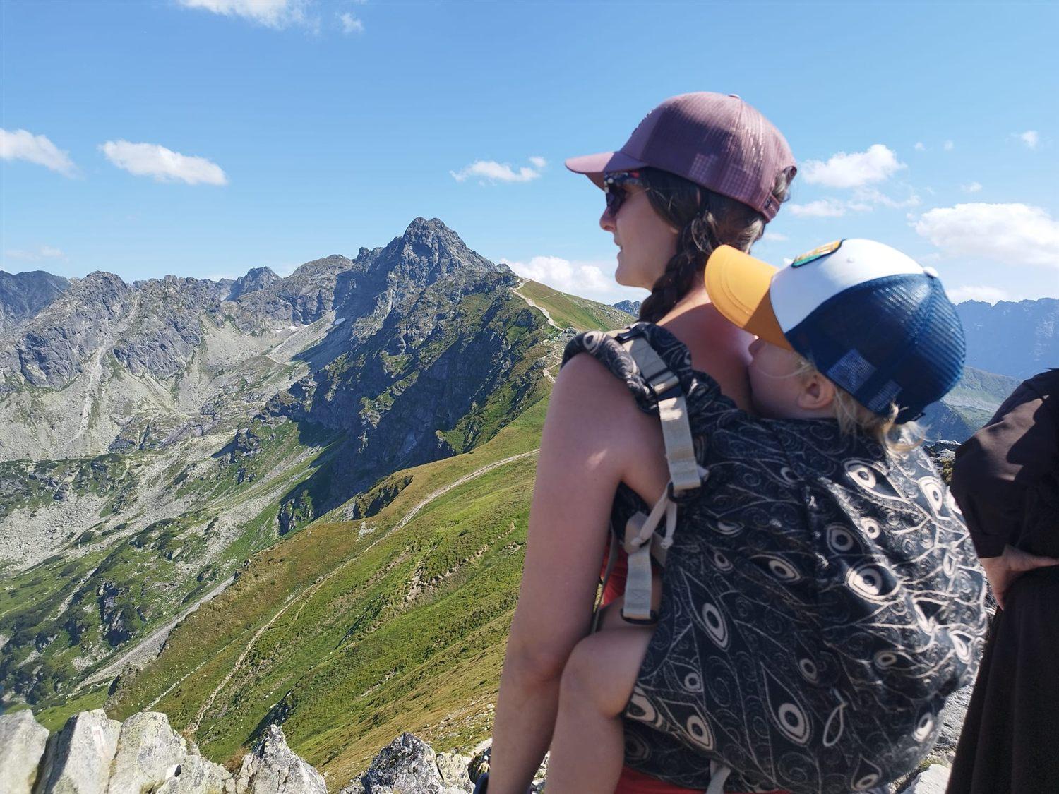 Veronika na horském hřebeni, výhled na hory
